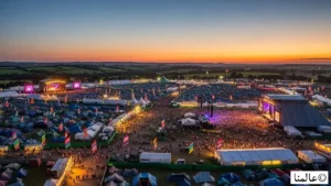 حشود جماهيرية ترفع الأيدي بتناغم في مهرجان غلاستونبري الموسيقي كجزء من تجربة المهرجانات العالمية