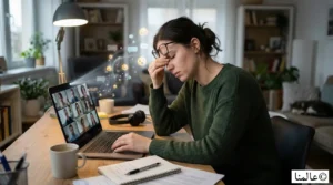 التعليم عن بعد - هل انتهت المدرسة للأبد؟ (حقائق صادمة) 2 رجل يعاني من إرهاق زووم وصداع بسبب التعليم عن بعد أمام شاشة اللابتوب